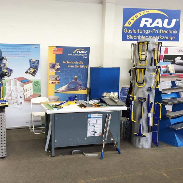 Bild des Messestands der Firma RAU auf der Hausmesse von Alpewa in Bozen